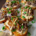 Beef Crostini with Caramelized Onions and Horseradish Aioli – A Flavor Explosion in Every Bite